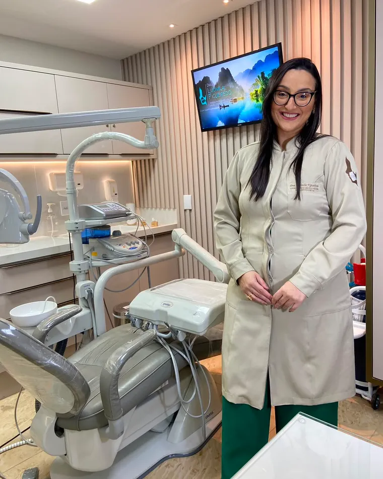Sala clínica da Dra. Ludmila Figueiredo com cadeira odontológica