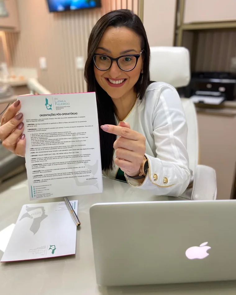 Dra. Ludmila Figueiredo com as orientações entregues após a cirurgia